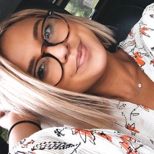 Meet your Posher, Ella